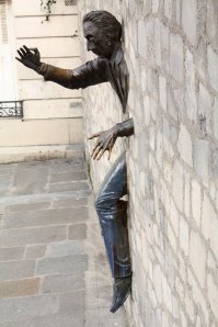 Estatua erigida en París en la plaza que lleva su nombre por haber residido allí la mayor parte de su vida.